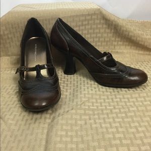 Ashley Judd Vintage/ Brassy look wingtip Heels